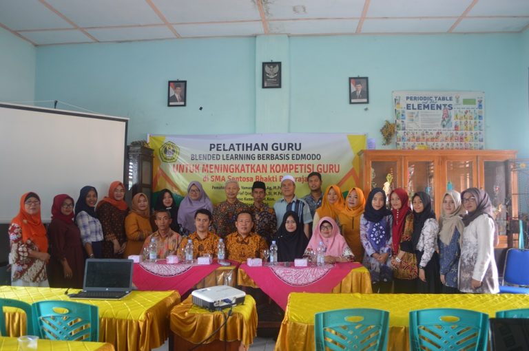 Blended Learning Berbasis Edmodo untuk Meningkatkan Kompetensi Guru di SMA Sentosa Bhakti Baturaja